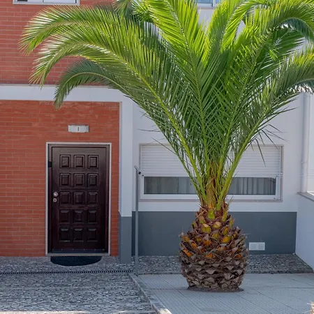 Willa 8 Rodrigues Family House - With Patio Nazaré