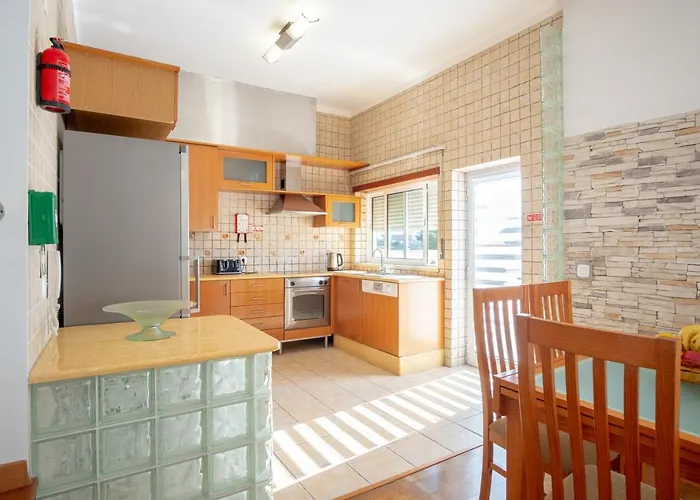 Willa 8 Rodrigues Family House - With Patio Nazaré