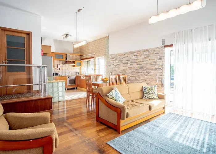 8 Rodrigues Family House - With Patio Nazaré