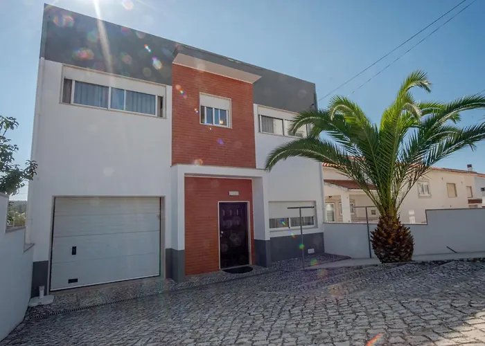 Willa 8 Rodrigues Family House - With Patio Nazaré