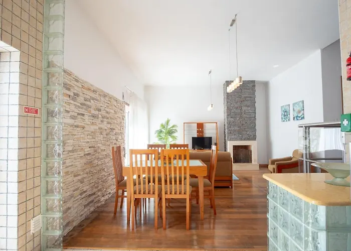 8 Rodrigues Family House - With Patio *