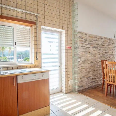 8 Rodrigues Family House - With Patio Villa Nazaré