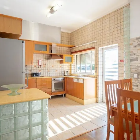 Villa 8 Rodrigues Family House - With Patio Nazaré