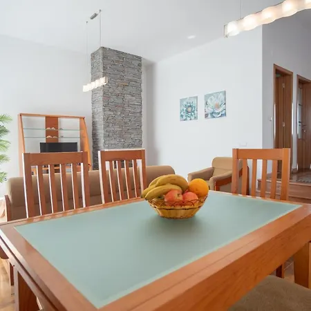 Villa 8 Rodrigues Family House - With Patio Nazare