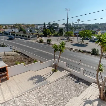 8 Rodrigues Family House - With Patio Villa Nazaré