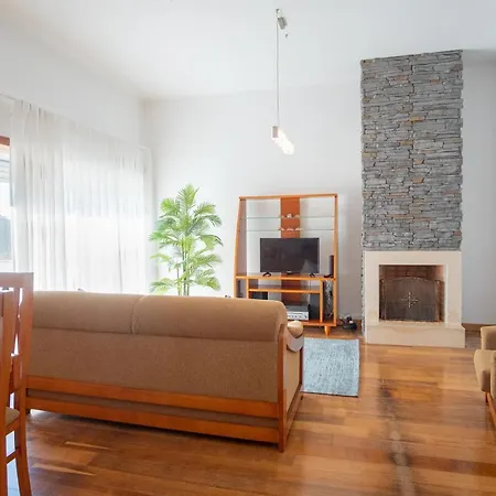 8 Rodrigues Family House - With Patio Villa