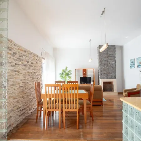 8 Rodrigues Family House - With Patio *