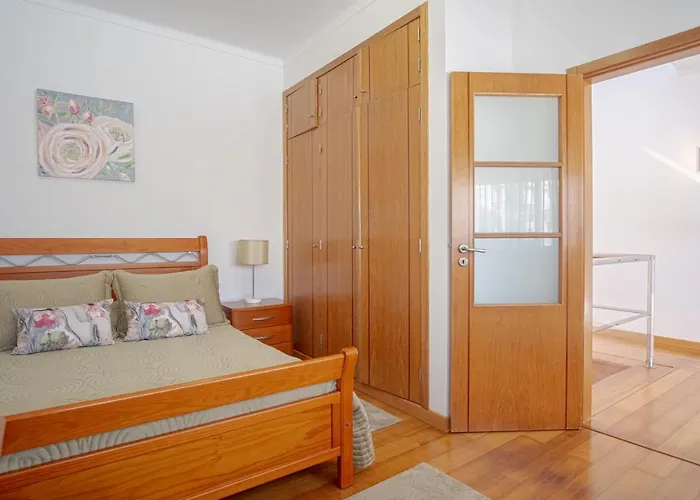 8 Rodrigues Family House - With Patio * Nazaré